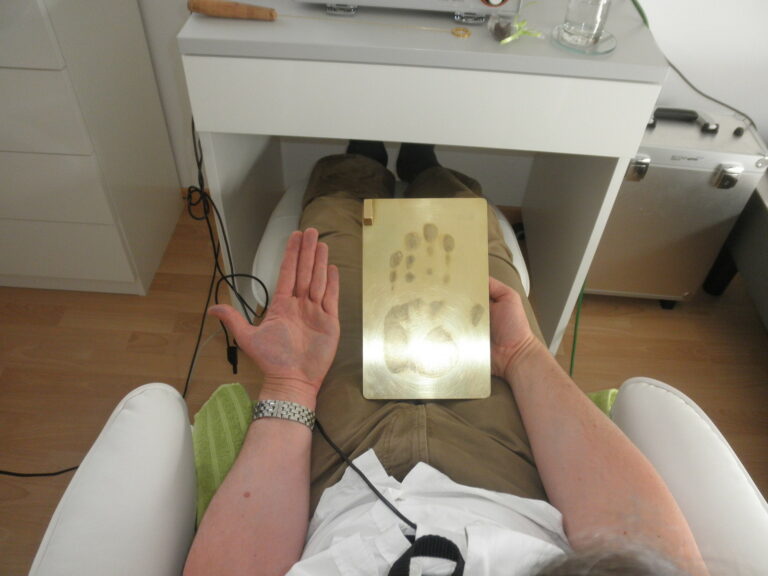 Person hält ein Gerät während einer Behandlung in den Händen